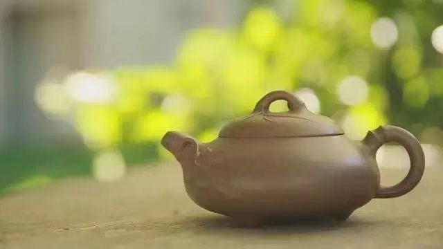 無由持一碗，寄與愛茶人